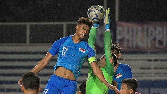 Striker Singapura, Ikhsan Fandi, berduel dengan Nadeo Argawinata