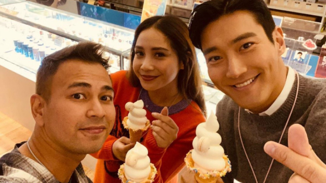 Raffi Ahmad-Nagita Slavina pose bareng Choi Siwon.