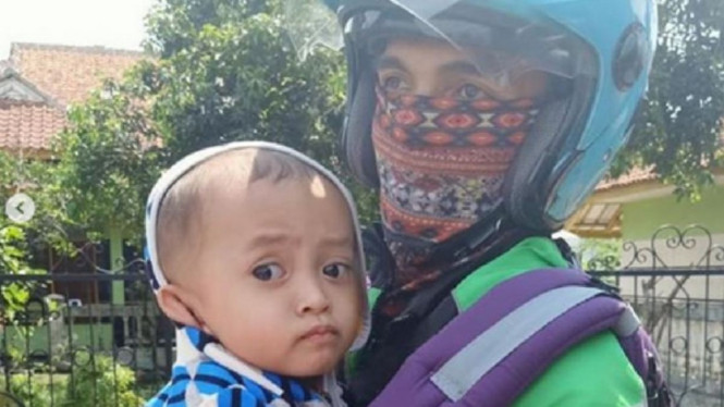 Driver ojol yang membawa anaknya