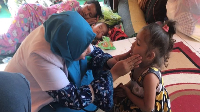 Petugas memeriksa kondisi kesehatan pengungsi banjir di Solok Selatan Sumbar