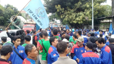 Buruh Depok tuntut Ridwan Kamil segera keluarkan SK UMK.