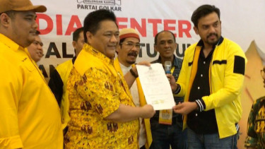 Ridwan Hisjam (tengah) serahkan formulir pendaftaran caketum Golkar