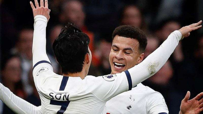 Bintang Tottenham Hotspur, Dele Alli, melakukan selebrasi bersama Son Heung-min
