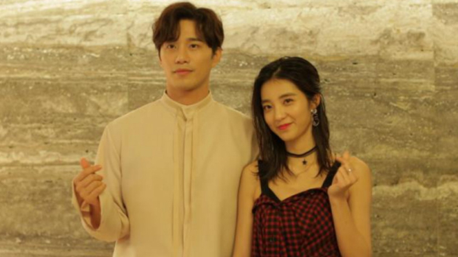 Pemain drama My Girlfriend is an Alien, Hsu Thassapak dan Wan Peng.