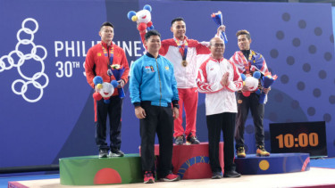 Lifter Indonesia, Eko Yuli Irawan, sabet emas di SEA Games 2019.