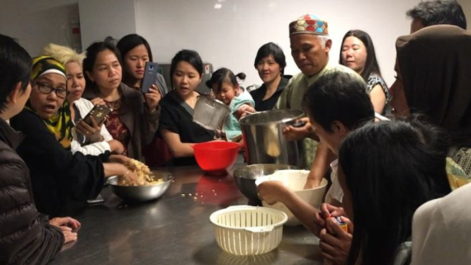 Puji Rahayu (kedua dari kiri) bersama suami, Kuncoro Ash Nugroho (mengenakan peci) membuka kursus pembuatan tempe gratis di Sydney atas banyaknya minat warga Indonesia.