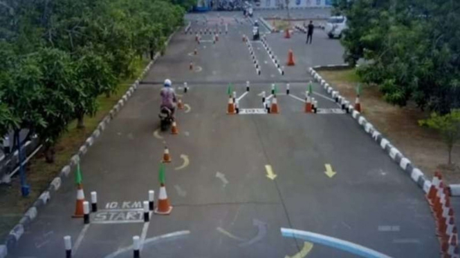 Ilustrasi uji praktik SIM untuk sepeda motor