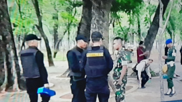 Aparat di lokasi ledakan di kawasan Monas Jakarta