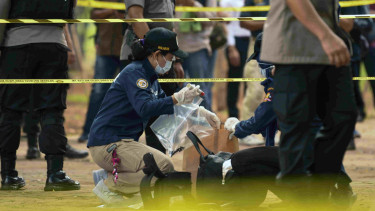 Anggota Labfor Mabes Polri mengumpulkan barang bukti di TKP ledakan di Monas