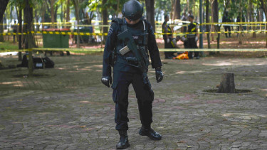 Anggota Labfor Mabes Polri mengumpulkan barang bukti di TKP ledakan di Monas