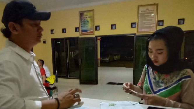 Belasan wanita cantik melapor ke Polres Serang terkait penipuan arisan.