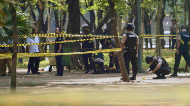 Labfor Mabes Polri mengumpulkan barang bukti di TKP ledakan di Monas
