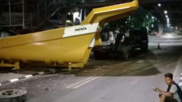 Kontainer isi dump truck nyangkut di JPO Bea Cukai.