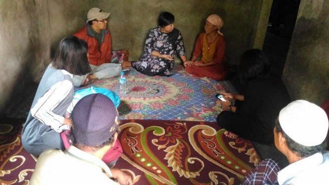 Aktivis Migrant Care Anis Hidayah, batik tengah, dengan keluarga EH di Tangerang