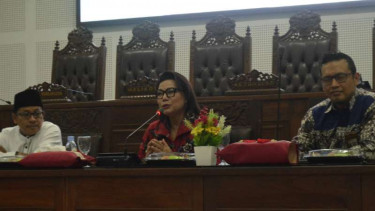 Wakil Ketua KPK Basaria Panjaitan (tengah)