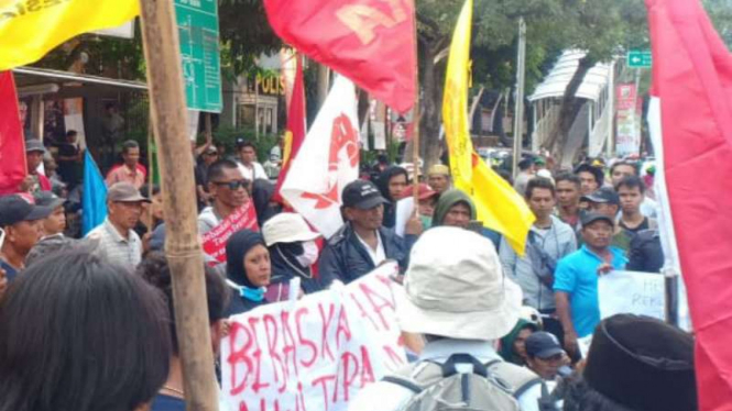 Warga mendatangi Polda Metro Jaya meminta dua nelayan rekan mereka dibebaskan.