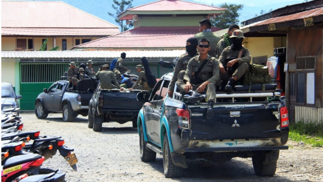 Sejumlah personel Brimob dikerahkan untuk melakukan pengejaran terhadap pelaku penembakan para pekerja proyek pembangunan jembatan Trans Papua di Kabupaten Nduga. - AFP/Getty Images