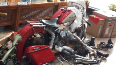 Komponen Harley Davidson selundupan di pesawat Garuda Indonesia.