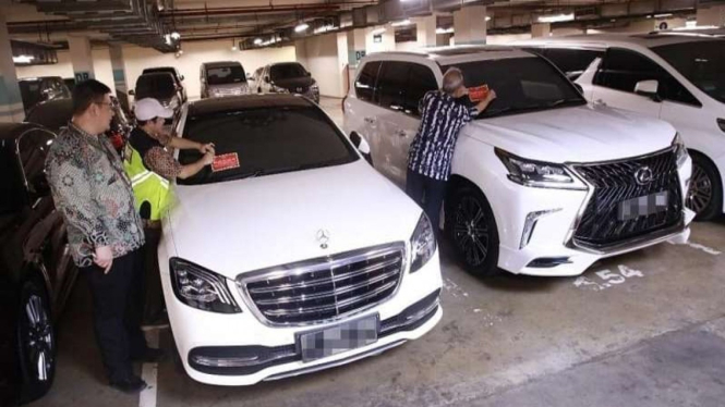 Mobil mewah penunggak pajak