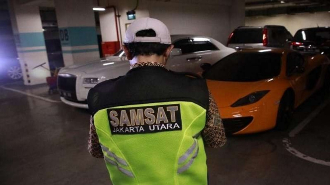 Petugas memeriksa mobil-mobil mewah