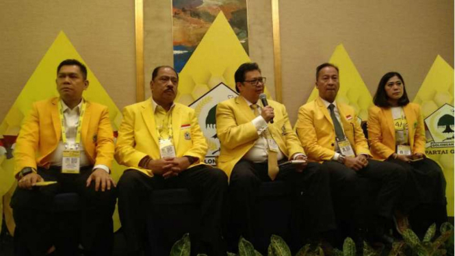 Ketum Golkar Airlangga Hartarto dan jajaran pengurus