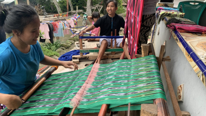 Pengrajin kain ulos Tapanuli Utara