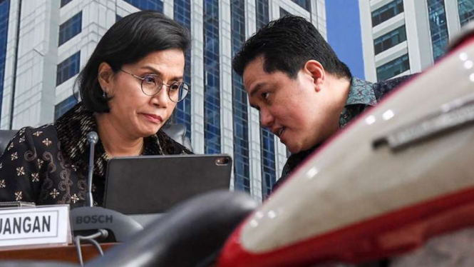 Menteri Keuangan Sri Mulyani (kiri) berbincang dengan Menteri BUMN Erick Thohir