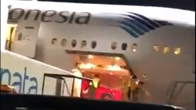 Mobil Ferrari di ruang kargo pesawat Garuda Indonesia.