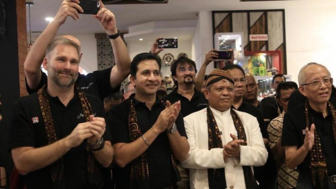 Foto dari kiri ke kanan: Richard Wallis GM KFC Greater Asia, Shivashish Pandey CEO PT Fast Food Indonesia, Agus Sutrisna Perwakilan Wali Kota Solo/Surakarta, JD Juwono Direktur PT Fast Food Indonesia.
