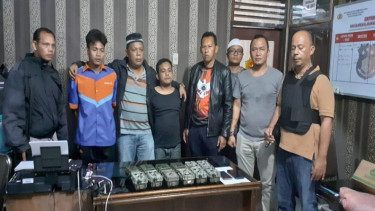 Pelaku dan penadah (tengah) kamera pemantau harimau saat diamankan polisi