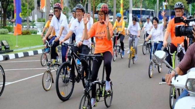 Menteri Keuangan RI, Sri Mulyani mengendarai sepeda Brompton (foto ilustrasi).