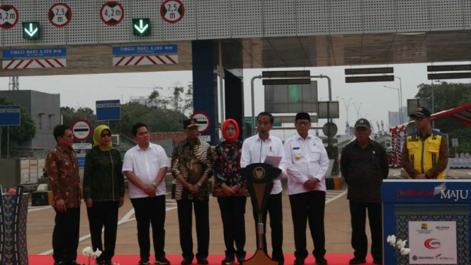 Presiden Joko Widodo meresmikan ruas tol Kunciran-Serpong di Banten, Jumat, 6 Desember 2019.
