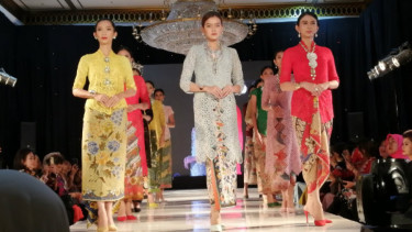 Kebaya encim karya Vielga Wenninda bertajuk Sound of Nature in Harmony