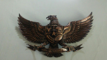 Garuda Pancasila yang terbuat dari logam jenis kuningan. Dibuat dari lembaran logam, dibuat dengan teknik khusus oleh para perajin logam terampil.