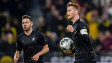 Kapten Borussia Dortmund, Marco Reus, melakukan selebrasi usai mencetak gol