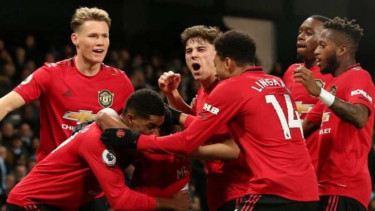 Para pemain Manchester United merayakan gol