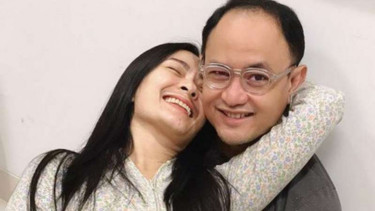 Iis Dahlia bersama sang suami, Satrio Dewandono.