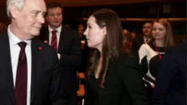 Perdana Menteri Finlandia Sanna Marin (kanan) termuda di dunia