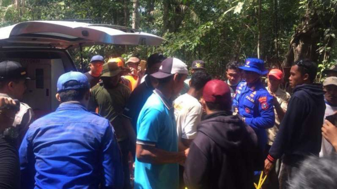 Petugas mengevakuasi korban tenggelam di perairan Banyuwangi, Jawa Timur.