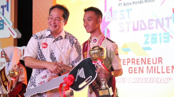 Direktur AHM Markus Budiman Bersama Siswa Pemenang AHMBS 2019.