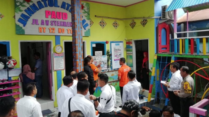 Prarekonstruksi kasus penemuan jasad balita tanpa kepala dilakukan di PAUD Jannatul Athfaal, Samarinda, Senin (09/12). - Zakarias Demon