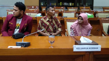 La Sali (tengah), ayah mahasiswa yang tewas di Kendari temui Komisi III DPR.
