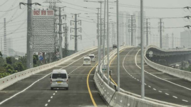 Jalan Tol Layang Jakarta-Cikampek di Kilometer 28, Cikarang, Kabupaten Bekasi, Jawa Barat.