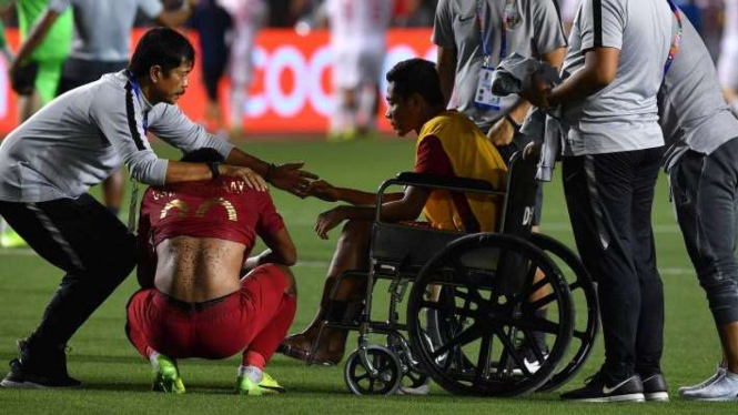 Pelatih Timnas U-22 Indonesia Indra Sjafri (kiri) menenangkan para pemainnya Osvaldo Haay (kedua kiri) dan Evan Dimas (ketiga kanan) seusai kalah dari Timnas Vietnam dalam final sepak bola putra SEA Games 2019.