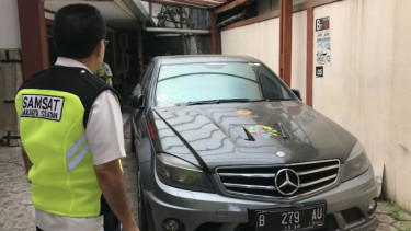 Mercy dipasang stiker gara-gara nunggak pajak 3 tahun
