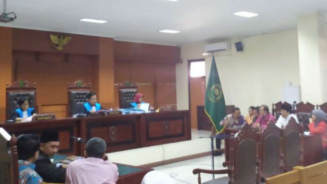 Sidang putusan gugatan Guru Besar Fakultas Hukum Undip Semarang Prof Suteki.