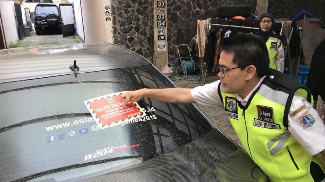Mobil mewah penunggak pajak ditempeli stiker merah
