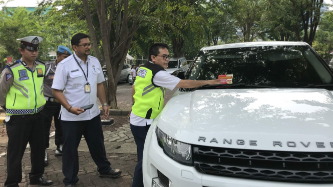 Mobil mewah belum bayar pajak di mal.
