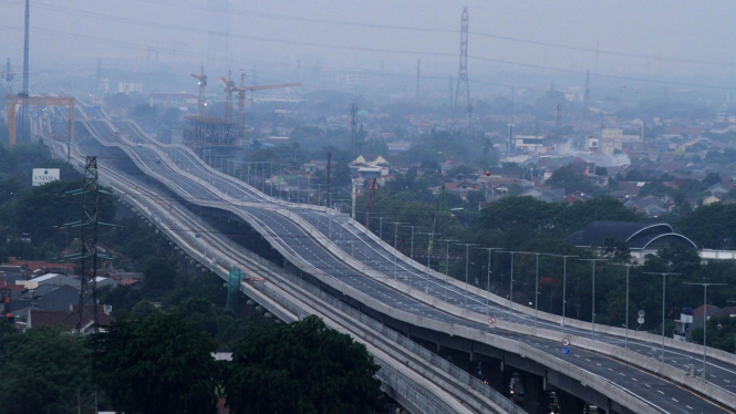 Pembenahan Jalan Tol Layang Jakarta-Cikampek II Jelang Beroperasi