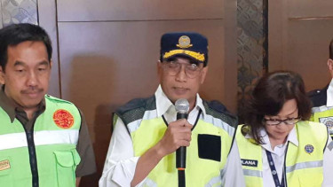 Menteri Perhubungan Budi Karya Sumadi (Tengah).